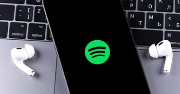 Spotify удалил 50 млн ИИ-треков из рекомендаций