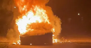 На Tesla подали в суд после гибели водителя: не смог выбраться из горящего авто