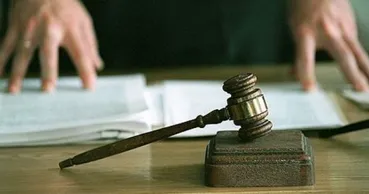 Și-a ucis cu cruzime mama și a vrut să ascundă urmele crimei: Un bărbat, în judecată