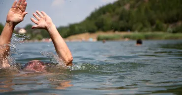 A ignorat avertismentul salvatorilor și a fost la un pas de înec. Aventura unui minor