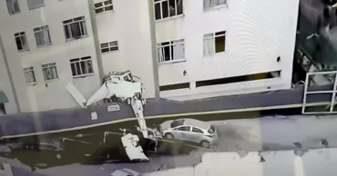 В Бразилии самолет врезался в здание