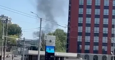 Fum negru și dens în Capitală: Pompierii au lichidat un incendiu de vegetație