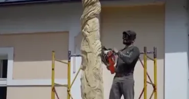 Arborii uscați din Soroca, transformați în opere de artă de un tânăr sculptor