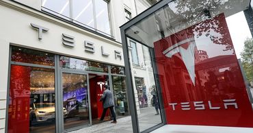 Tesla отложила выход спорткара из-за коронавируса.