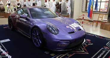 Controverse după lansarea unui Porsche la Muzeul de Etnografie. Reacția autorităților