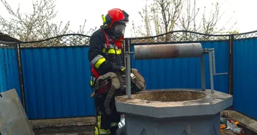 Un bărbat a fost salvat de pompieri după ce a căzut într-o fântână cu apă