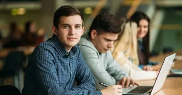 Numărul tinerilor admiși în învățământul dual a crescut cu 70% în ultimii doi ani