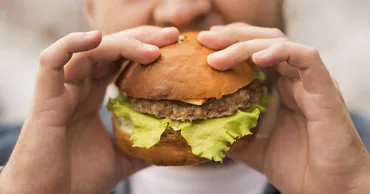Un blogger din Grecia, cât pe ce să moară din cauza unui burger: A acceptat provocarea pentru a obține like-uri