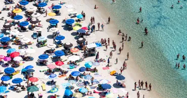Umbrelele, interzise pe o plajă din Sardinia pentru turiștii cu vârsta cuprinsă între 10 și 65 de ani