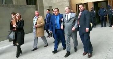Отмечается, что у бывшего голливудского магната начались проблемы со спиной.