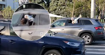 Un copil fără centură de siguranță a ieșit pe fereastra unei mașini în mișcare în Capitală