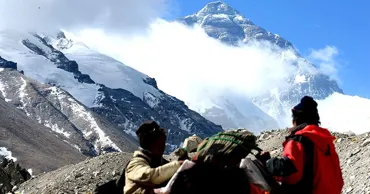 Ghizii de pe Everest otrăvesc clienții pentru a-i „salva” apoi contra cost