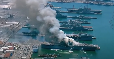 На десантном корабле ВМС США на базе в Сан-Диего случился пожар.
