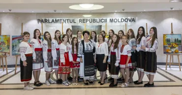 Elevii Școlii de Arte din Dondușeni își expun lucrările la Parlament