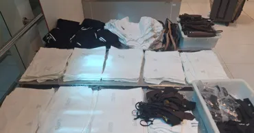 Trei străini, prinși la AIC cu haine, accesorii și echipamente tactice nedeclarate