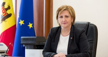 Чиновница, подозреваемая в злоупотреблениях, вернулась в правительство.