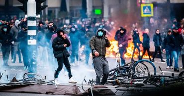 Во время протестов в Нидерландах начались поджоги и мародерство.