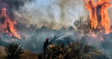 Incendiile din Grecia au ajuns pe plaje. Sute de oameni, evacuați cu bărcile