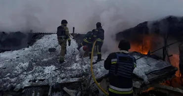 Войска РФ вновь атаковали Киев ночью ракетами и дронами: горят дома