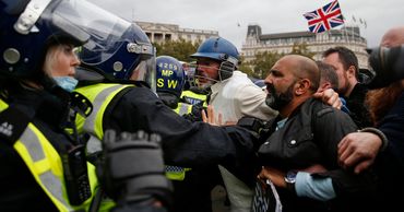 В Лондоне протест против коронавирусных ограничений перерос в беспорядки.