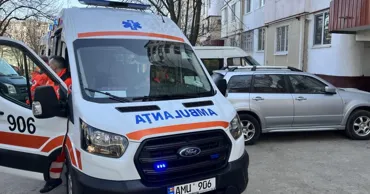 В Кишиневе пьяный мужчина напал с ножом на бригаду скорой помощи