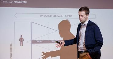 Сын Порошенко купил долю в отцовском банке.