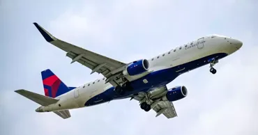 Un avion cu destinaţia Chicago, lovit de artificii. Pilot: Tocmai am auzit bubuitura