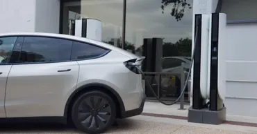 Tesla научила электромобили отсоединяться от зарядки в случае опасности