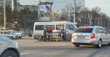 Пассажирка маршрутки в больнице, а водители не признают свою вину.
