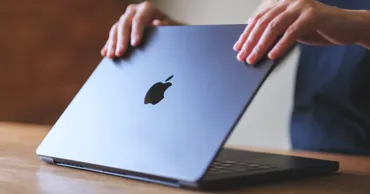 Apple a amânat lansarea MacBook Pro cu ecran tactil din cauza deficitului de memorie