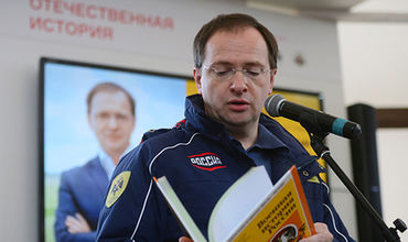 Памятник установили на пересечении улиц Садово-Каретная и Долгоруковская.