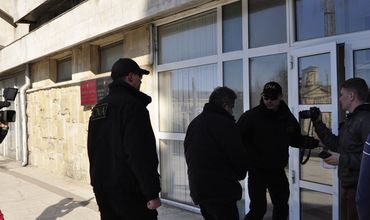 Антикоррупционные ведомства провели обыски по всей стране.
