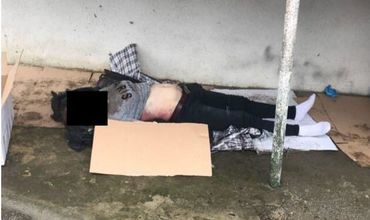 Женщина не была бездомной, она была ухоженной, прилично одетой и с маникюром.