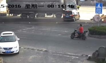 В Китае пара чудом выжила после столкновения с цементовозом.