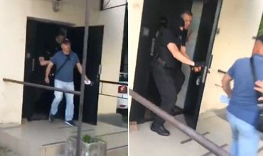 Одного из уволенных сотрудников просто вытолкнули из здания.