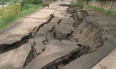 Сильные наводнения в Румынии уничтожили дороги.