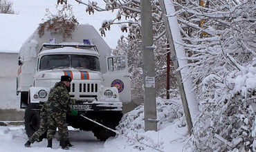 Используя стальной трос, специалисты за пять минут отбуксировали микроавтобус.