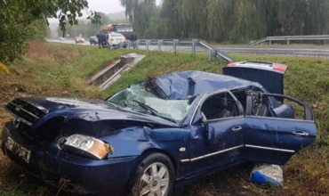 Водитель попал в реанимацию, потеряв управление и перевернувшись на трассе