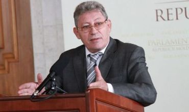 Aici am doar o întrebare: domnule Ghimpu – chiar nu ştiţi ce controlează domnul Plahotniuc, sau ne aveţi pe toţi de proşti?