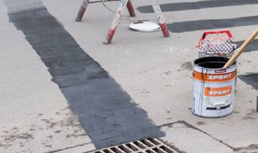 Дорожникам удалось заасфальтировать более 1300 квадратных метров ям.
