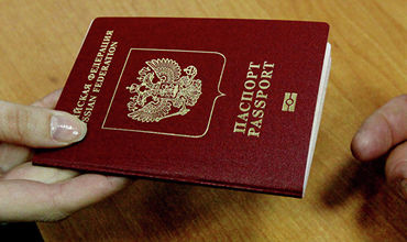 Грузинский дизайнер сделал сапоги из "российских паспортов". Фото: ria.ru