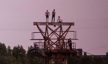 Молодежь облюбовала опору канатной дороги на Буюканах.