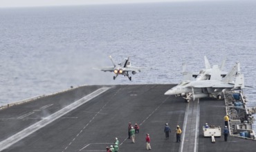 Ударная группировка США с авианосцем заняла позиции в Средиземном море