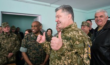 Порошенко подписал закон о гендерном равенстве в украинской армии.