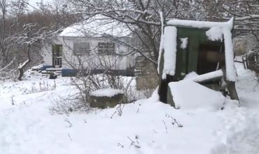 Из-за оползней одна из стен их старого дома рухнула, а другие покрылись трещинами.