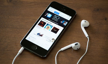 Запись вошла в 40 лучших песен американского iTunes.