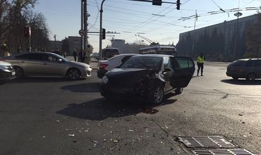 В центре Кишинева легковушка столкнулась с троллейбусом.