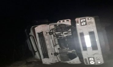 Под Хынчештами перевернулась фура, водитель попал в больницу.