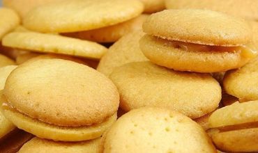 По правилам испытания, участники должны были уместить во рту как можно больше круглых бисквитных печений.