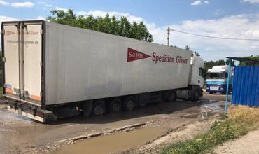 Жители ряда улиц в Комрате перекрыли дорогу большегрузному транспорту каменными блоками.